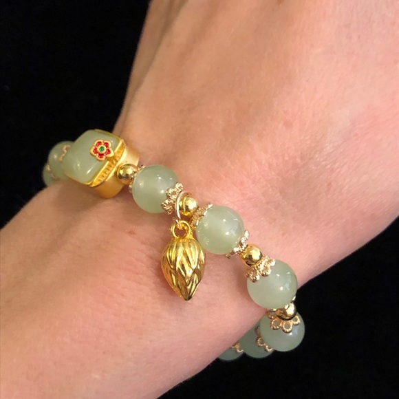 Elegant Gold and Green Beaded Bracelet - Picture 3 of 8